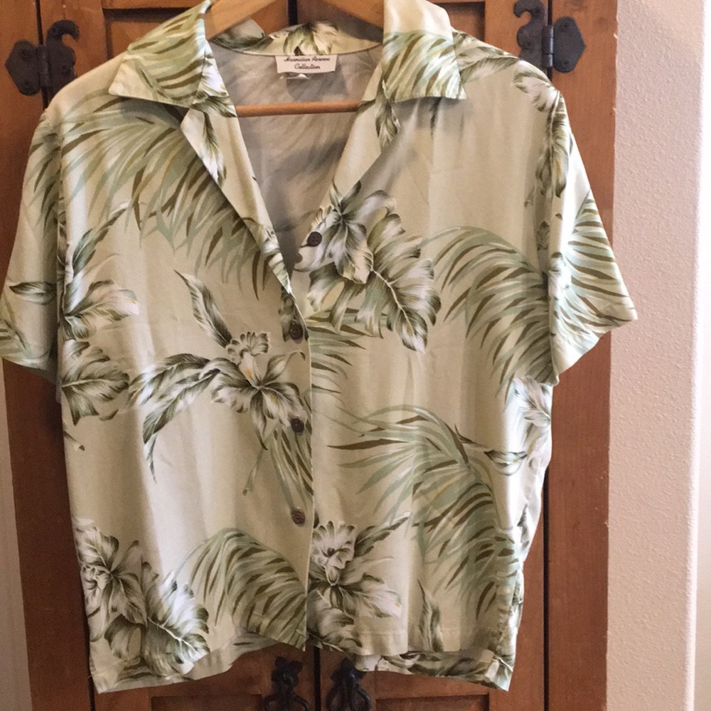Women’s Hawaiian Reserve Colection button down